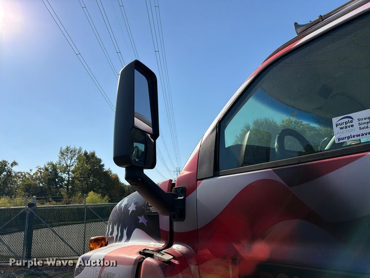 image for item DT3088 2007 GMC C7500 truck cab and chassis