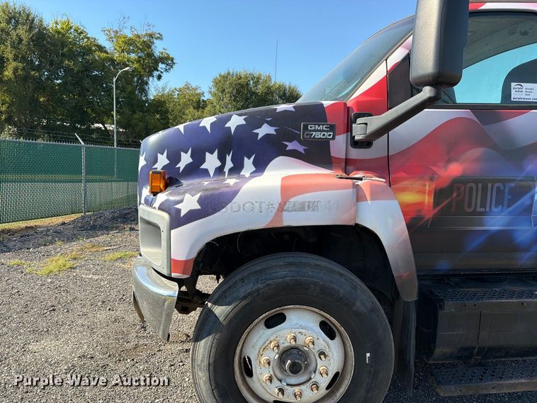 image for item DT3088 2007 GMC C7500 truck cab and chassis