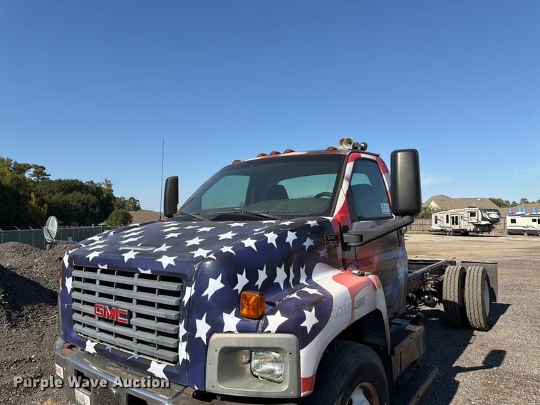 image for item DT3088 2007 GMC C7500 truck cab and chassis