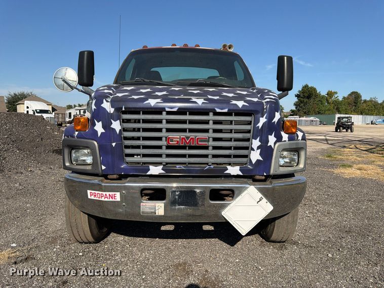 image for item DT3088 2007 GMC C7500 truck cab and chassis