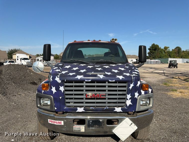 image for item DT3088 2007 GMC C7500 truck cab and chassis
