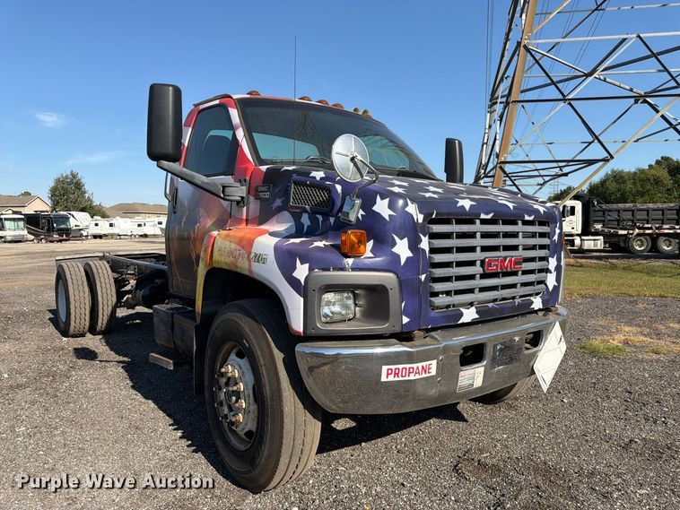 image for item DT3088 2007 GMC C7500 truck cab and chassis