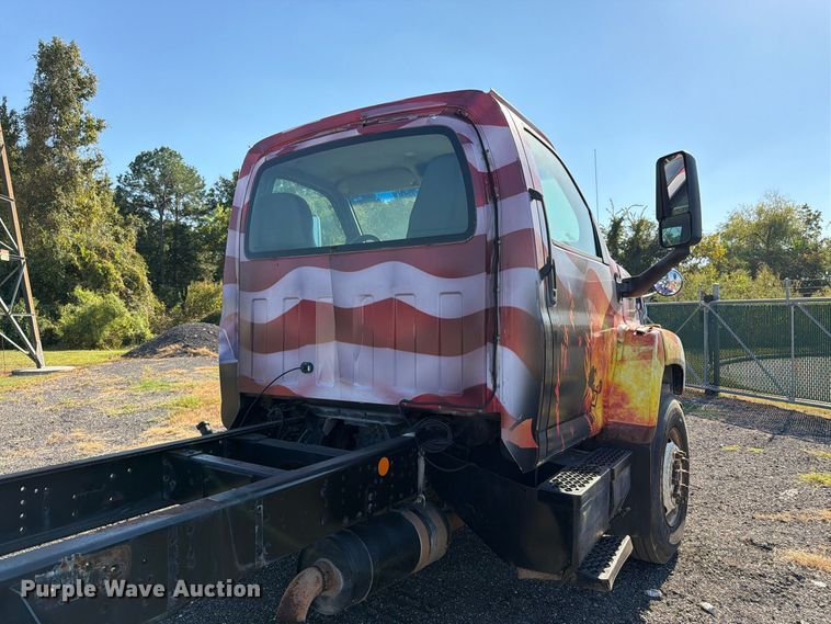 image for item DT3088 2007 GMC C7500 truck cab and chassis