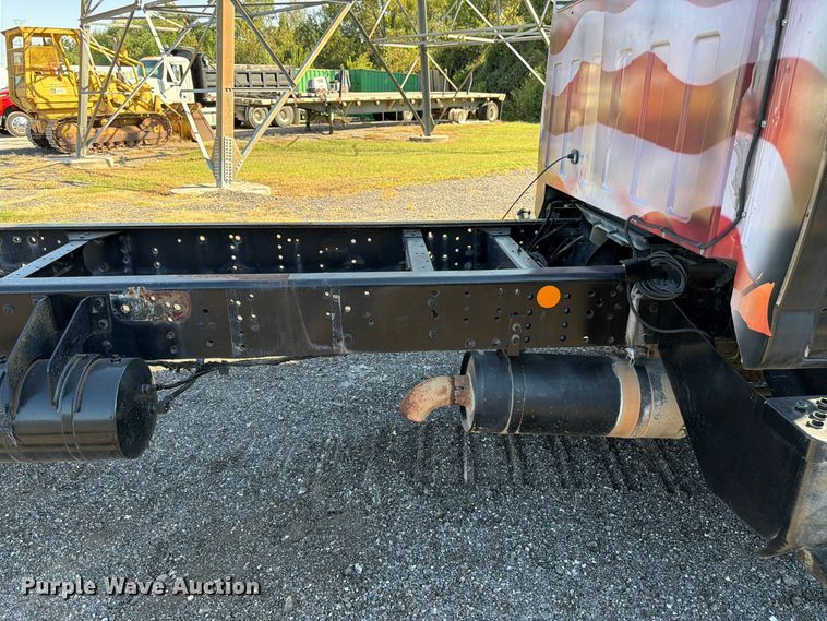 image for item DT3088 2007 GMC C7500 truck cab and chassis