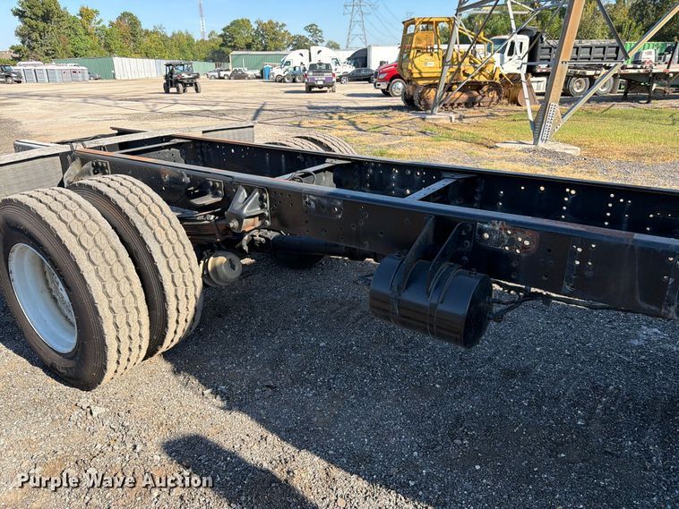 image for item DT3088 2007 GMC C7500 truck cab and chassis