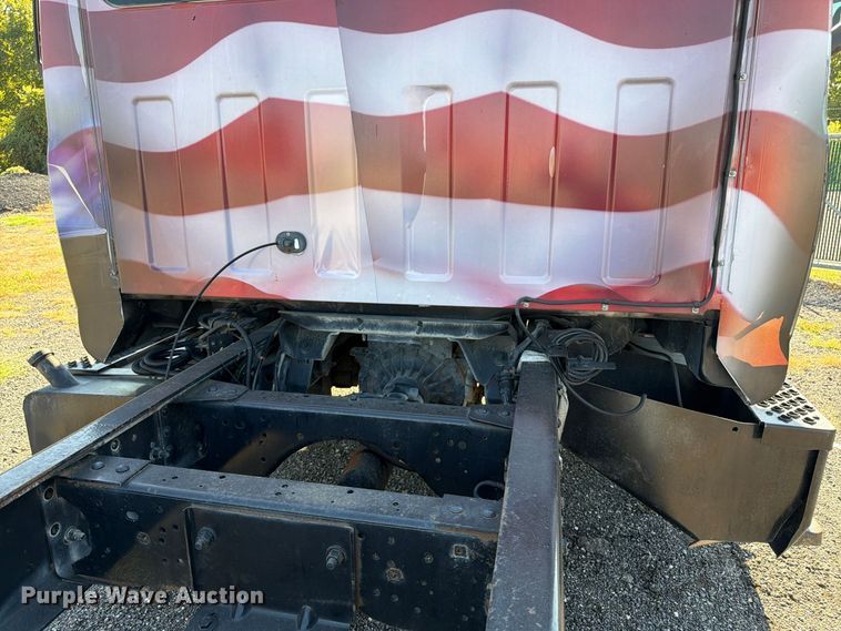 image for item DT3088 2007 GMC C7500 truck cab and chassis