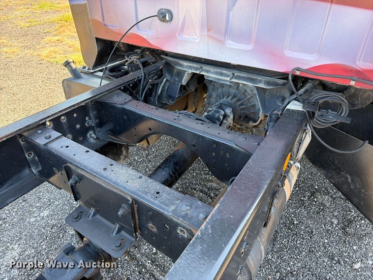 image for item DT3088 2007 GMC C7500 truck cab and chassis
