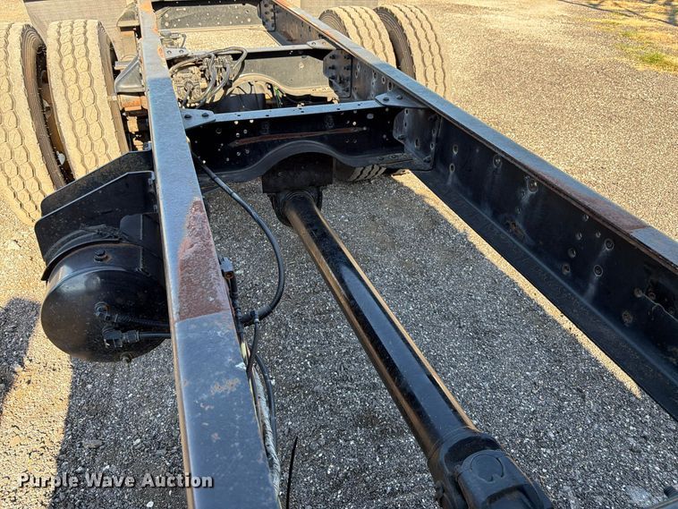 image for item DT3088 2007 GMC C7500 truck cab and chassis