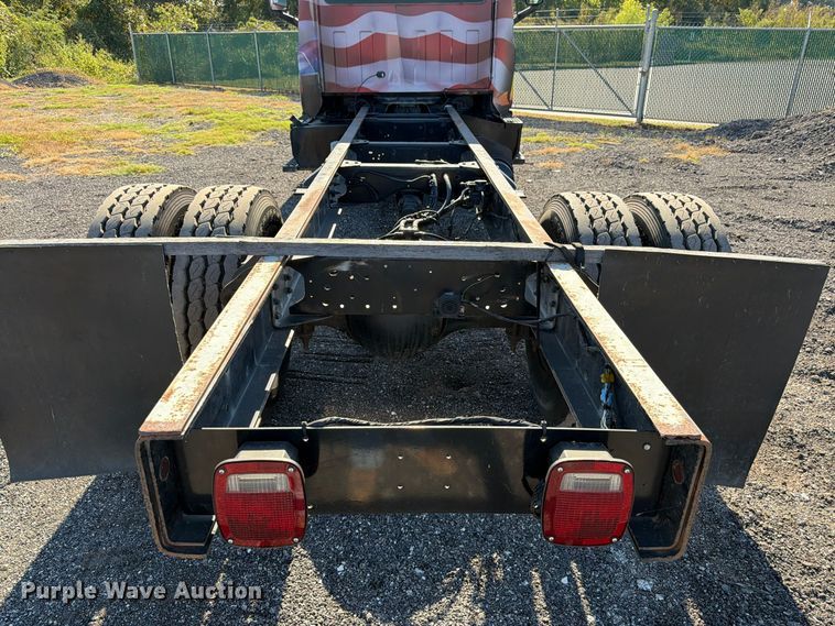 image for item DT3088 2007 GMC C7500 truck cab and chassis