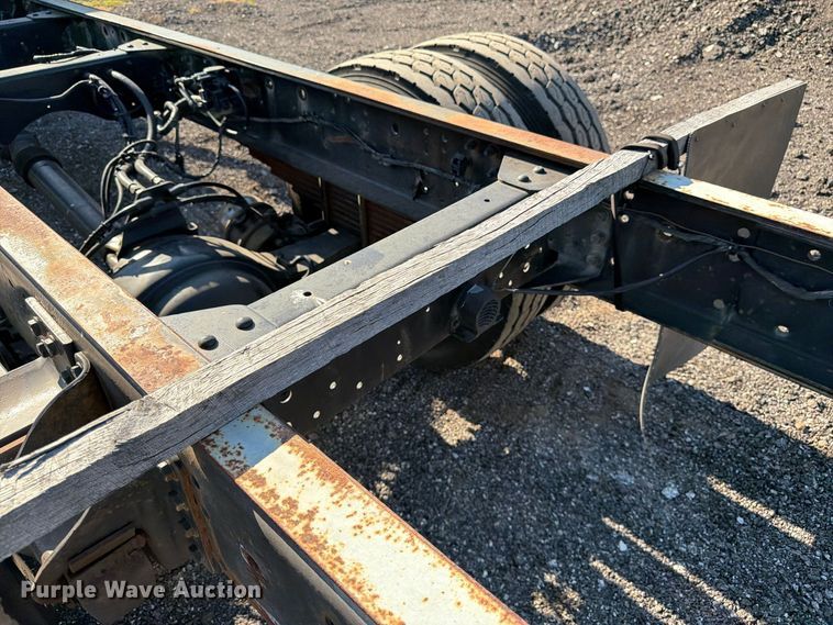 image for item DT3088 2007 GMC C7500 truck cab and chassis