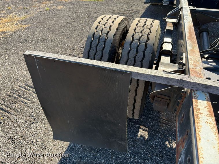 image for item DT3088 2007 GMC C7500 truck cab and chassis