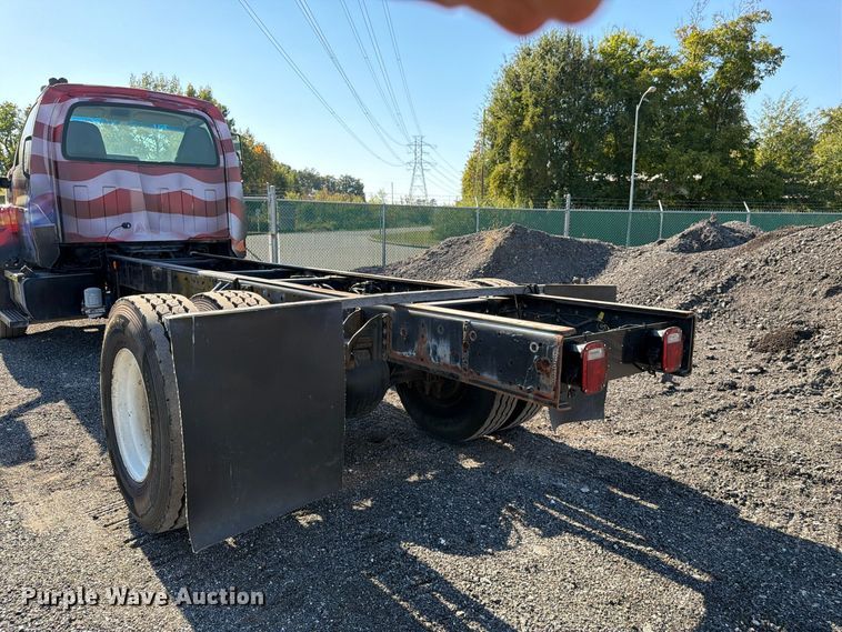 image for item DT3088 2007 GMC C7500 truck cab and chassis