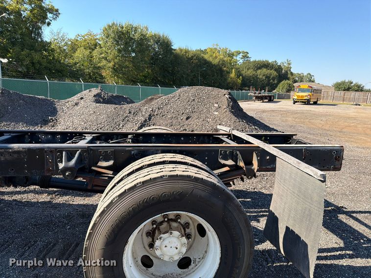 image for item DT3088 2007 GMC C7500 truck cab and chassis