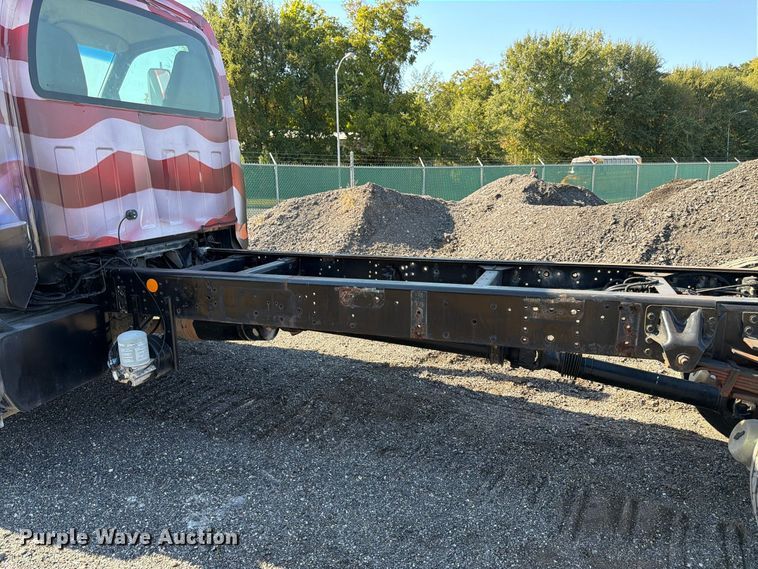 image for item DT3088 2007 GMC C7500 truck cab and chassis