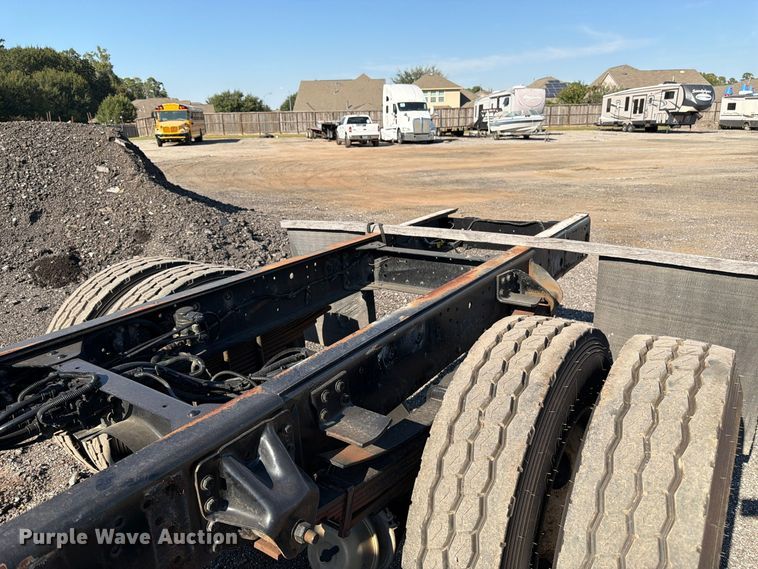 image for item DT3088 2007 GMC C7500 truck cab and chassis