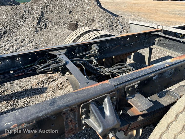 image for item DT3088 2007 GMC C7500 truck cab and chassis