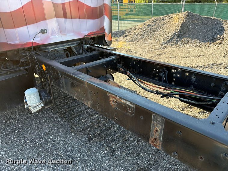 image for item DT3088 2007 GMC C7500 truck cab and chassis