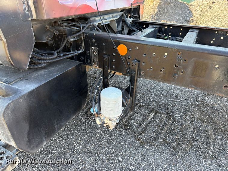 image for item DT3088 2007 GMC C7500 truck cab and chassis