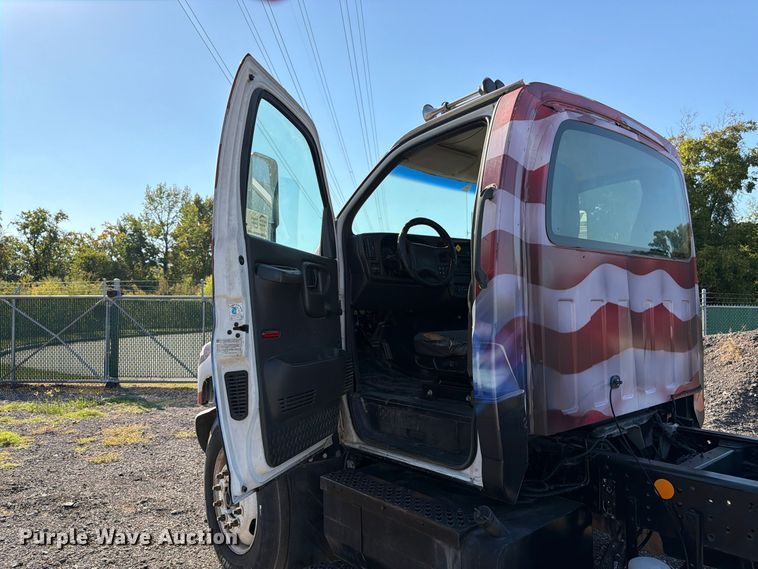 image for item DT3088 2007 GMC C7500 truck cab and chassis