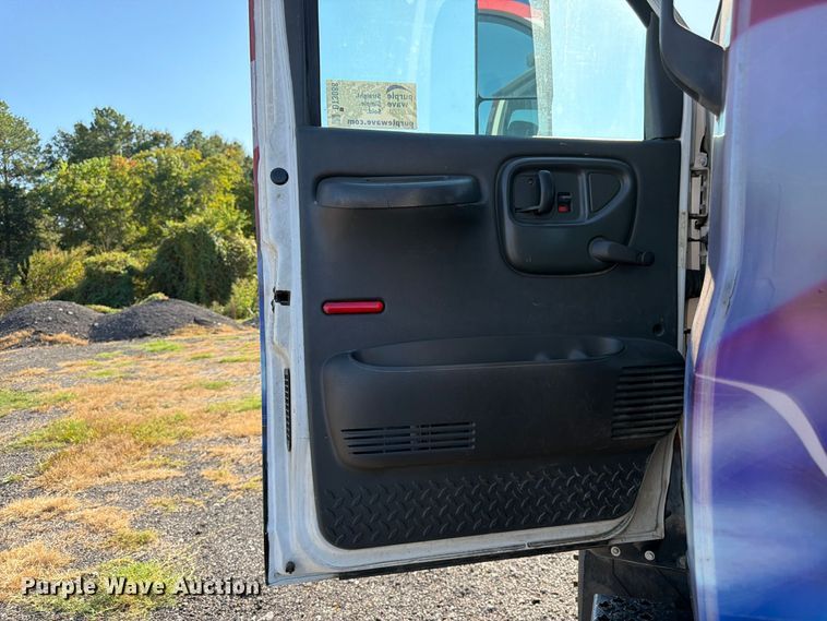 image for item DT3088 2007 GMC C7500 truck cab and chassis