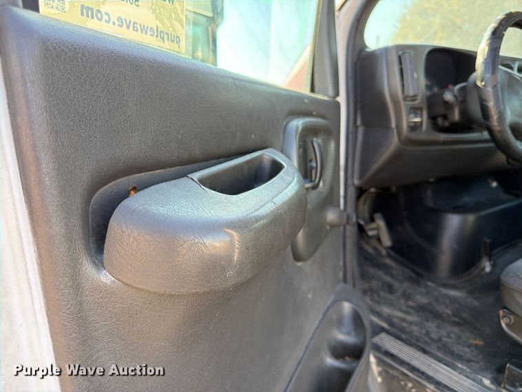 image for item DT3088 2007 GMC C7500 truck cab and chassis