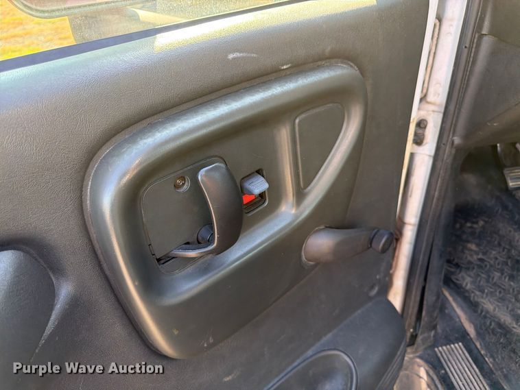 image for item DT3088 2007 GMC C7500 truck cab and chassis