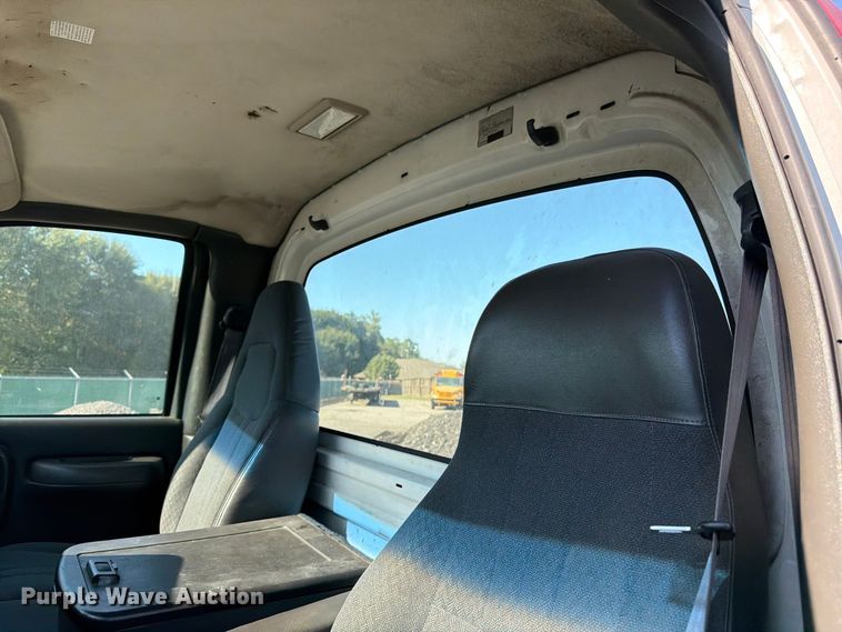 image for item DT3088 2007 GMC C7500 truck cab and chassis