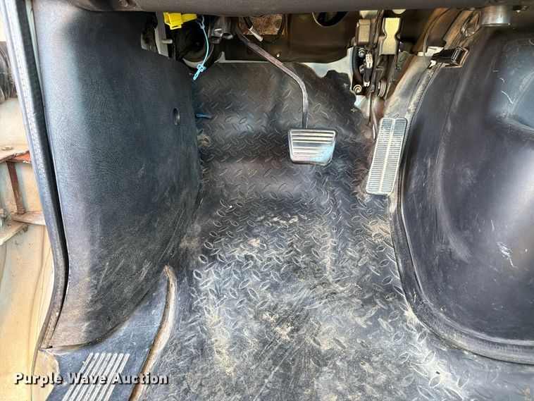 image for item DT3088 2007 GMC C7500 truck cab and chassis