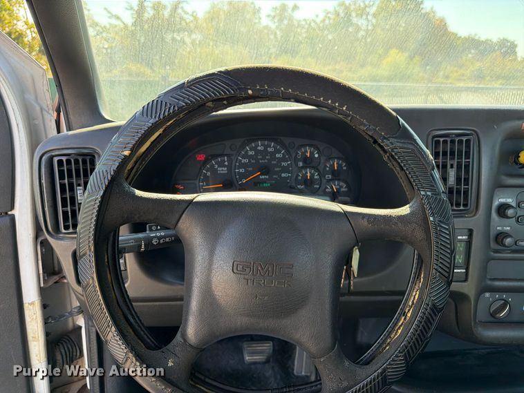 image for item DT3088 2007 GMC C7500 truck cab and chassis