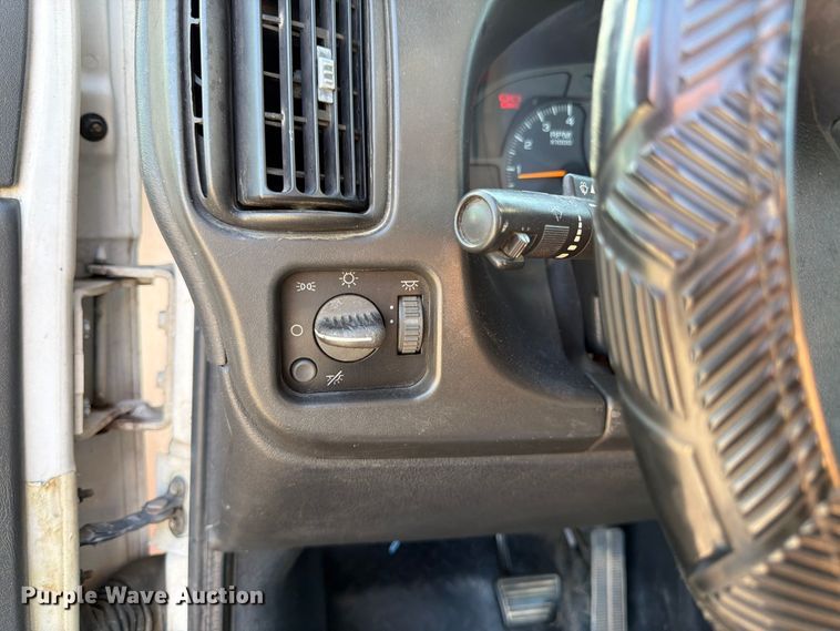 image for item DT3088 2007 GMC C7500 truck cab and chassis