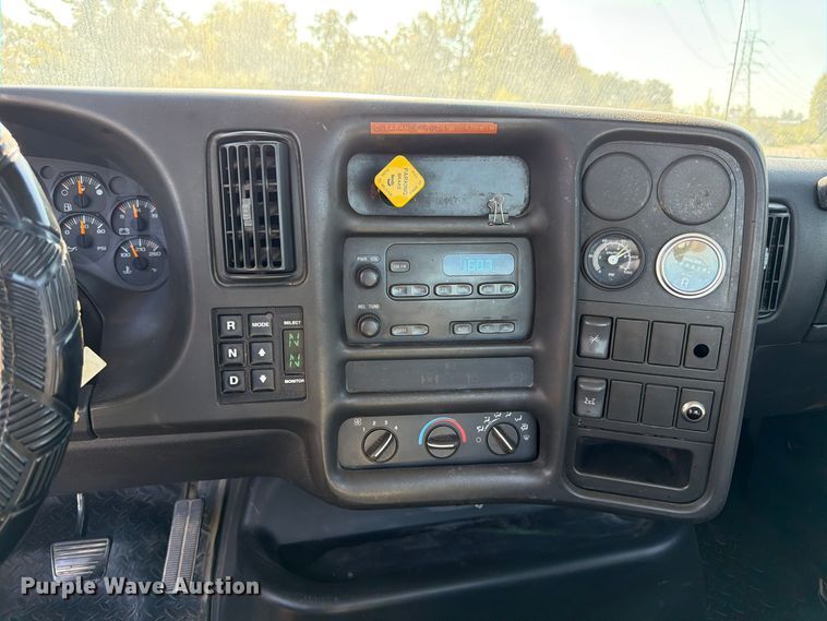 image for item DT3088 2007 GMC C7500 truck cab and chassis