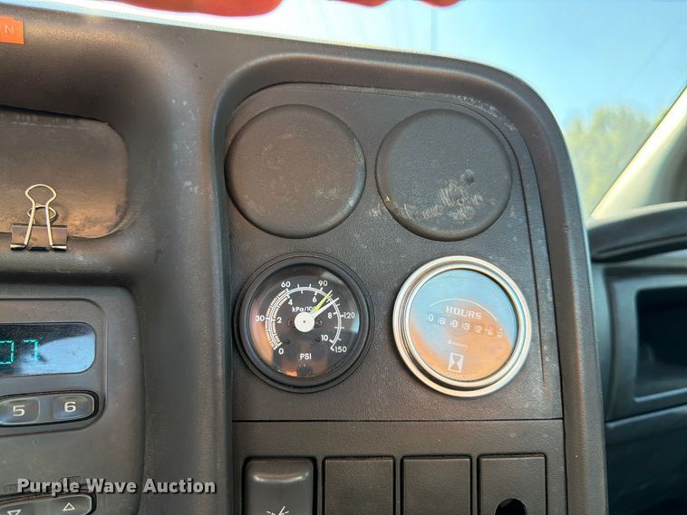 image for item DT3088 2007 GMC C7500 truck cab and chassis