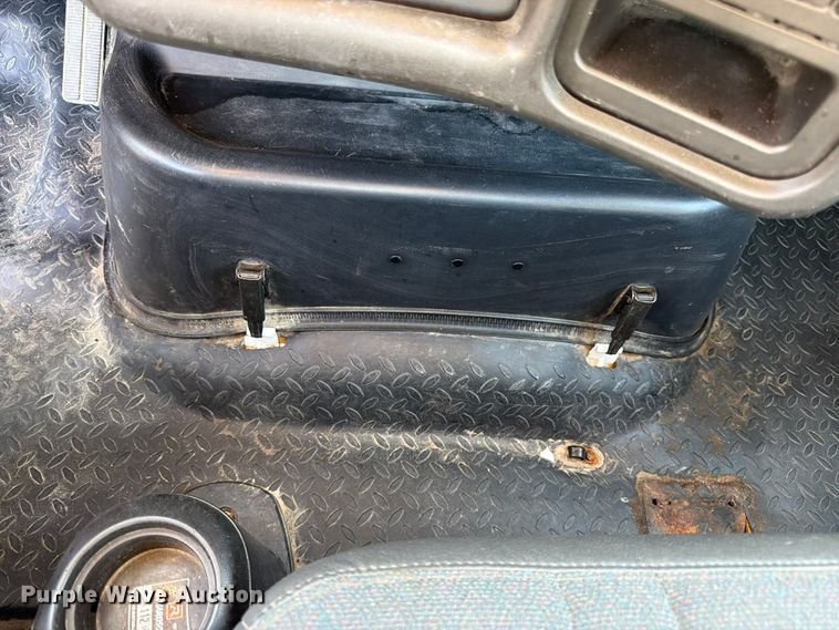 image for item DT3088 2007 GMC C7500 truck cab and chassis