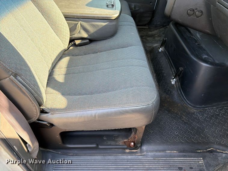 image for item DT3088 2007 GMC C7500 truck cab and chassis