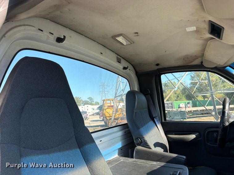 image for item DT3088 2007 GMC C7500 truck cab and chassis