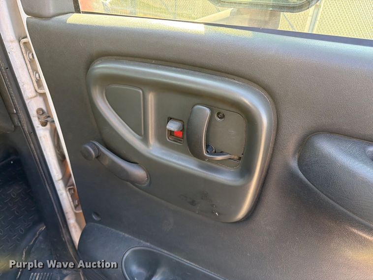image for item DT3088 2007 GMC C7500 truck cab and chassis