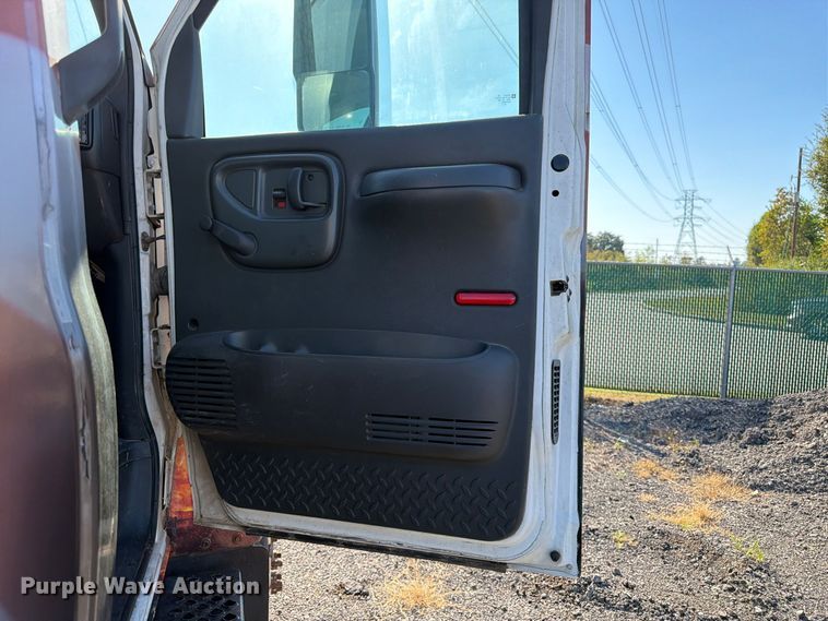 image for item DT3088 2007 GMC C7500 truck cab and chassis
