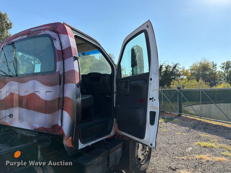 image for item DT3088 2007 GMC C7500 truck cab and chassis