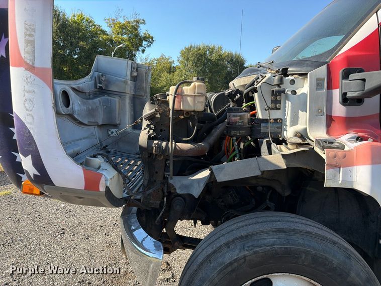 image for item DT3088 2007 GMC C7500 truck cab and chassis