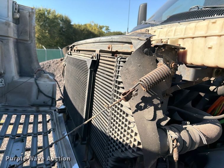image for item DT3088 2007 GMC C7500 truck cab and chassis