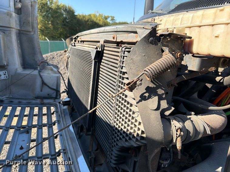 image for item DT3088 2007 GMC C7500 truck cab and chassis