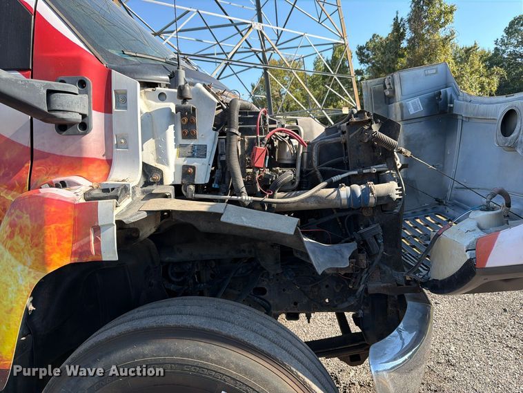 image for item DT3088 2007 GMC C7500 truck cab and chassis