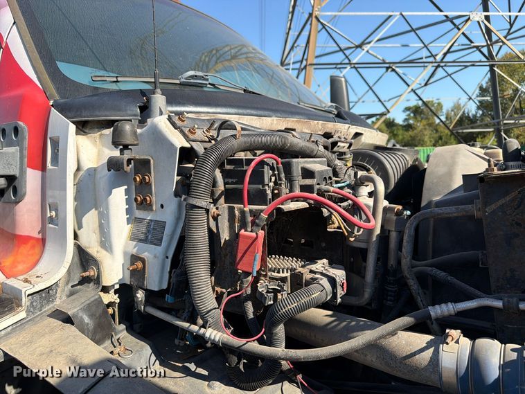 image for item DT3088 2007 GMC C7500 truck cab and chassis