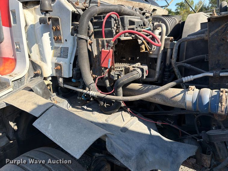 image for item DT3088 2007 GMC C7500 truck cab and chassis