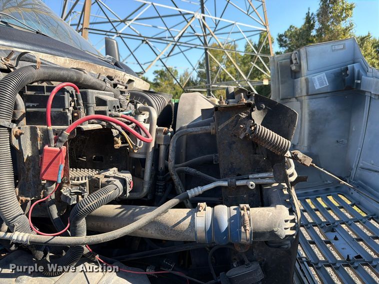 image for item DT3088 2007 GMC C7500 truck cab and chassis