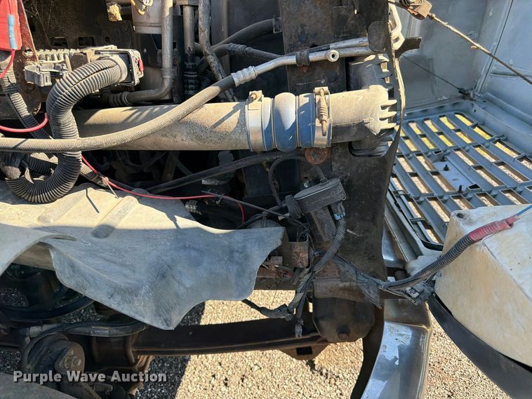 image for item DT3088 2007 GMC C7500 truck cab and chassis