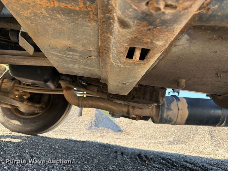 image for item DT3088 2007 GMC C7500 truck cab and chassis