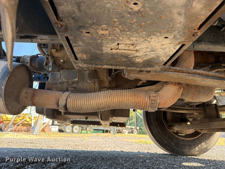 image for item DT3088 2007 GMC C7500 truck cab and chassis