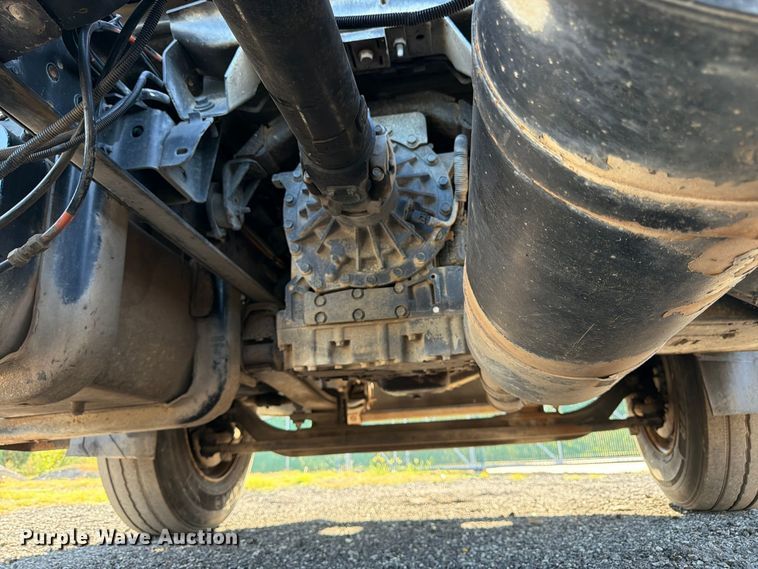 image for item DT3088 2007 GMC C7500 truck cab and chassis
