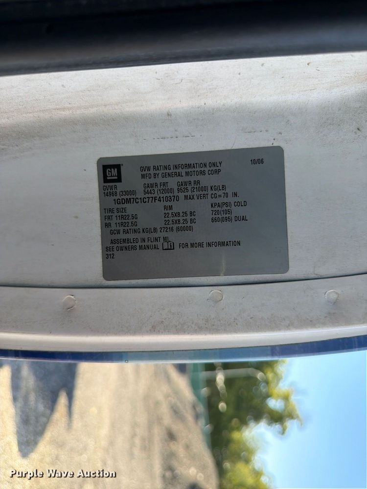 image for item DT3088 2007 GMC C7500 truck cab and chassis